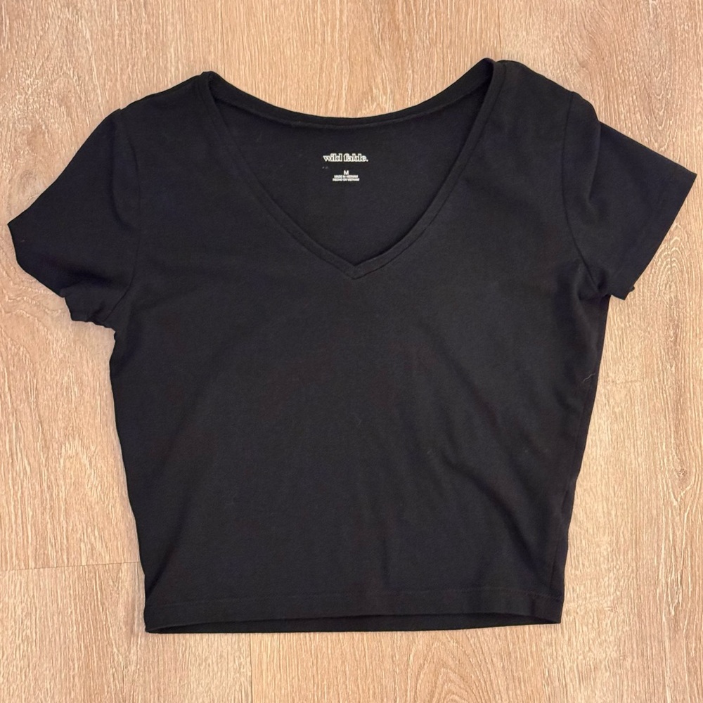 Wild Fable Black Cropped V-Neck Tee – Size Medium